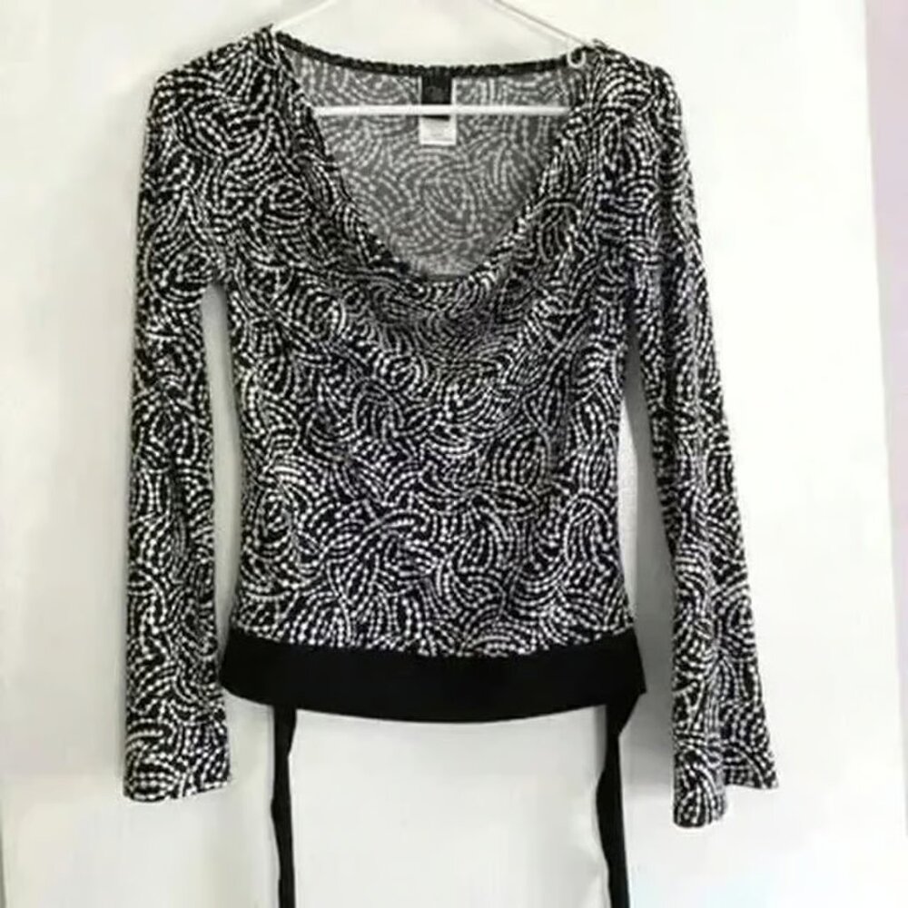 Wrapper Black and White Long-Sleeved Top with Trendy Bottom Tie